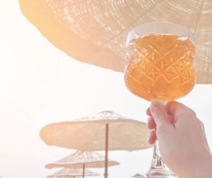 Aperol am Strand genießen, weil du flexibel arbeitest als Solo-Selbständige